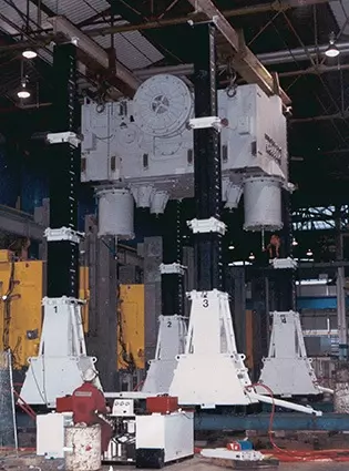 using hydraulic gantry system to lift heavy machinery